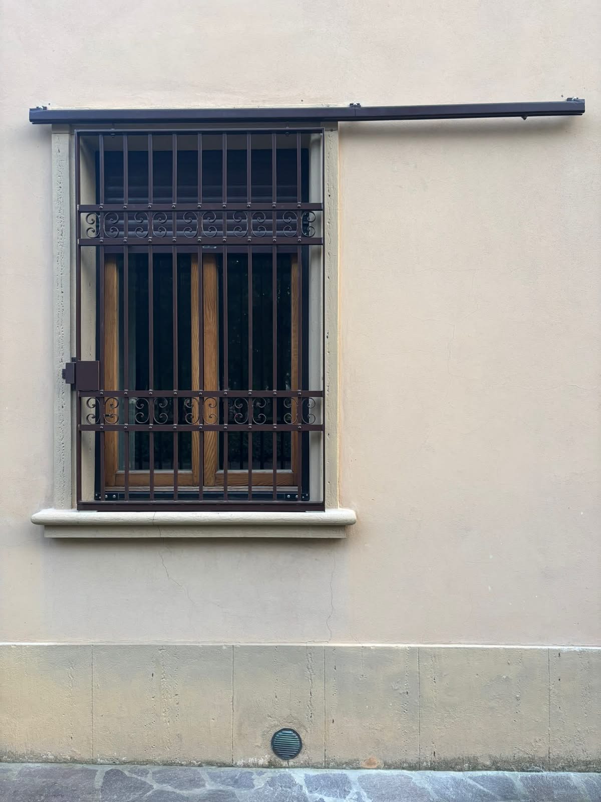 Inferriata di sicurezza in ferro battuto su finestra